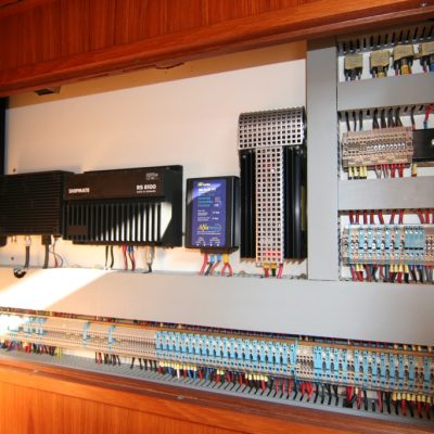 16 Neptunus 145 armoire électrique